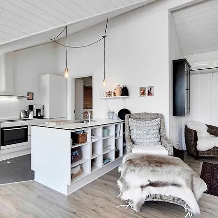 Dom wakacyjny Within Walking Distance To The Water