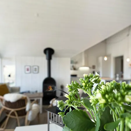Within Walking Distance To The Water Vakantiehuis