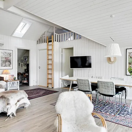 Vakantiehuis Within Walking Distance To The Water *
