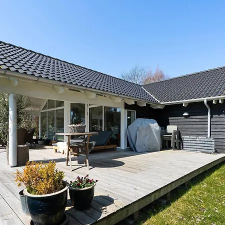 Vakantiehuis Within Walking Distance To The Water Vejby